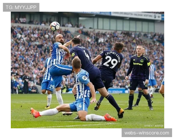 比赛突发:热刺vs布莱顿比赛中,凯尔-沃克因伤被换下。